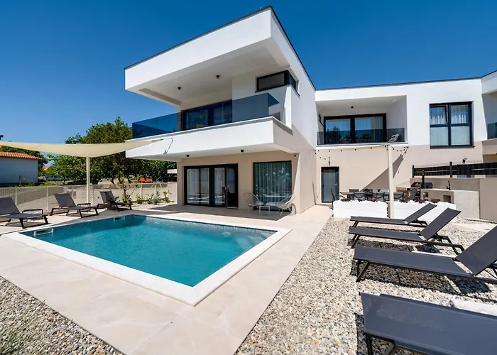 Mirakul, New Modern With Swimming Pool, Close To The Beach, Children Playroom, Quiet Area- By Traveler Tourist Agency Krk - Id 2680 * 오미살즈