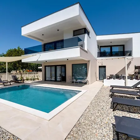 Mirakul, New Modern With Swimming Pool, Close To The Beach, Children Playroom, Quiet Area- By Traveler Tourist Agency Krk - Id 2680 * Omišalj