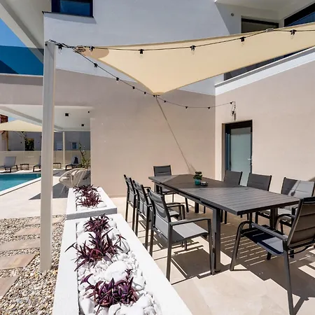 빌라 Mirakul, New Modern With Swimming Pool, Close To The Beach, Children Playroom, Quiet Area- By Traveler Tourist Agency Krk - Id 2680