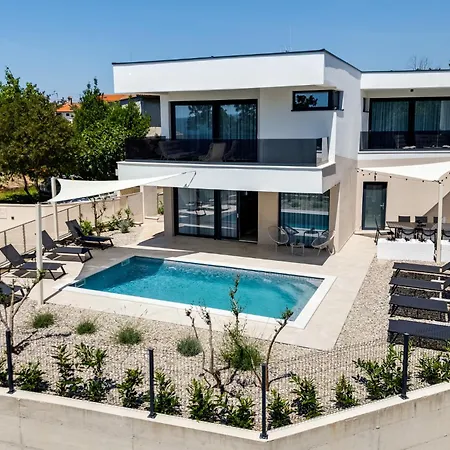 빌라 Mirakul, New Modern With Swimming Pool, Close To The Beach, Children Playroom, Quiet Area- By Traveler Tourist Agency Krk - Id 2680